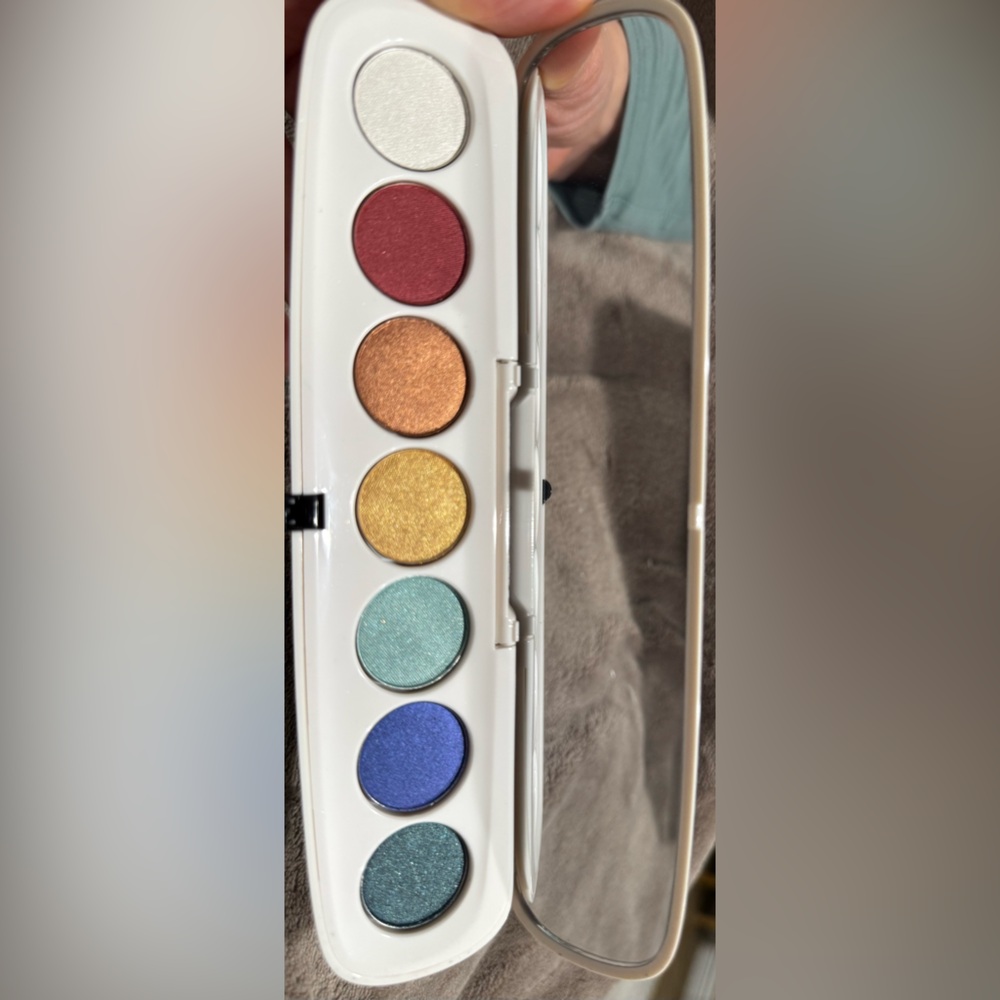 Marc Jacob’s eye shadow pallet- new. Unused, needs to go!!!!